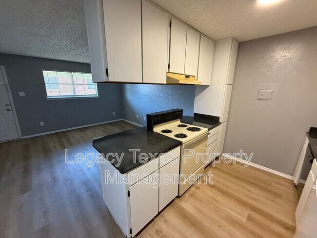 Building Photo - 1700 Short St