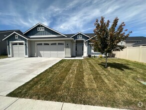 Building Photo - Beautiful 3bed, 2bath, 3car 1,948sq.ft. ho...