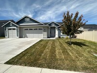 Building Photo - Beautiful 3bed, 2bath, 3car 1,948sq.ft. ho...