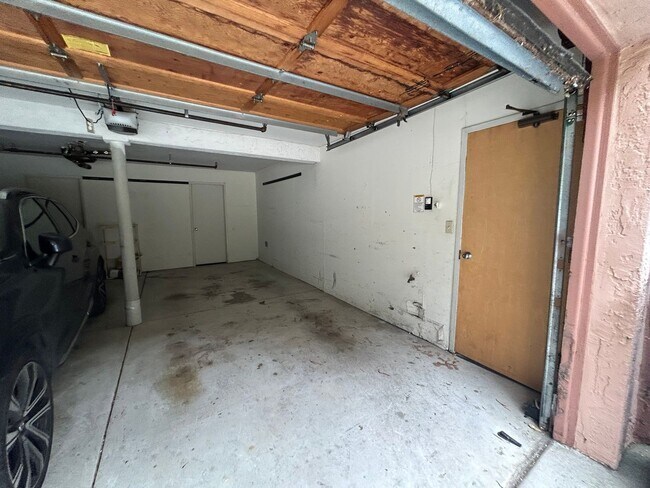 Building Photo - Large, 2 BR / 2 BA with Cathedral Ceilings, Washer and Dryer!