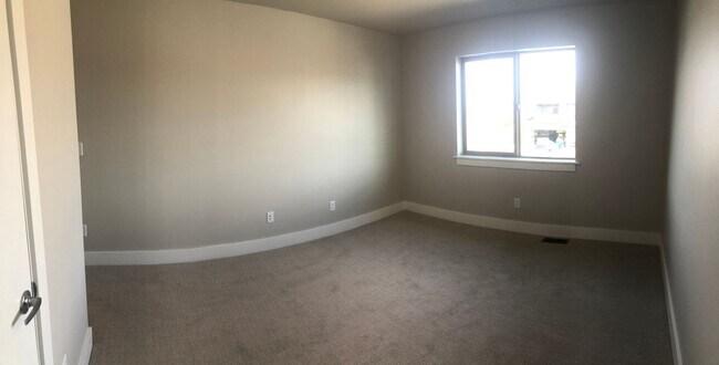 Building Photo - Modern Townhome, Centrally located.