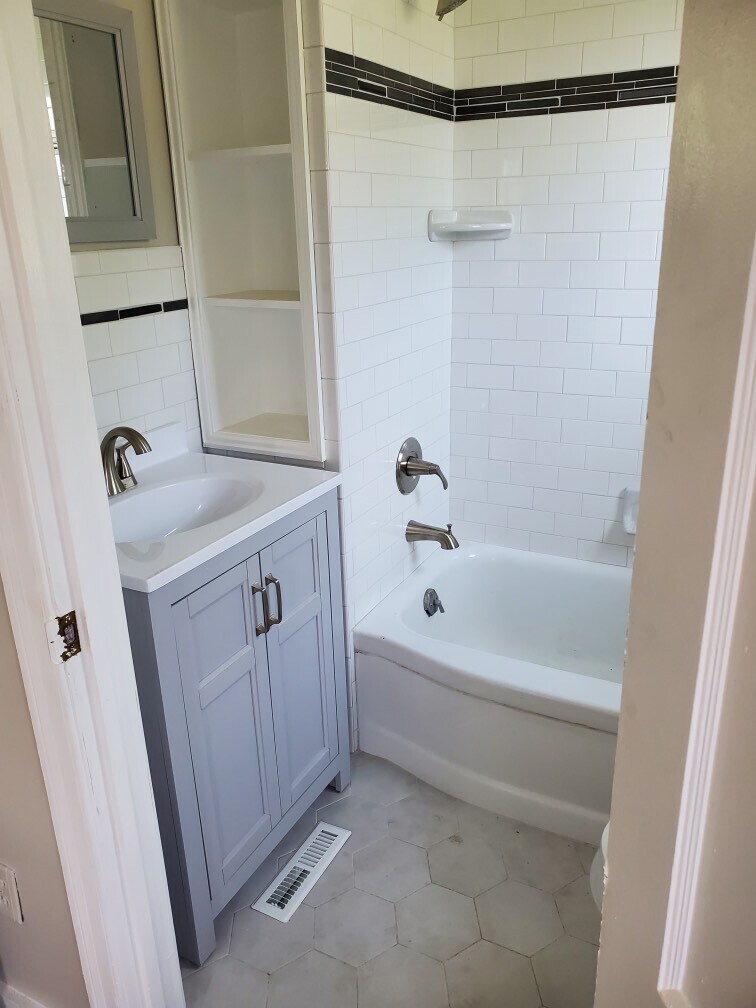 Lower Bathroom - 1722 Chapman Ave SW