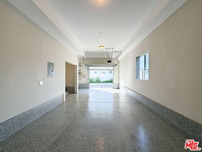 Building Photo - 5651 Willowcrest Ave