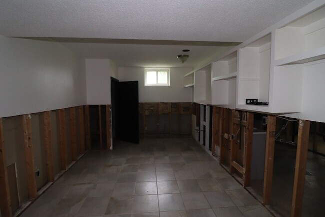 Building Photo - Spacious home for rent!