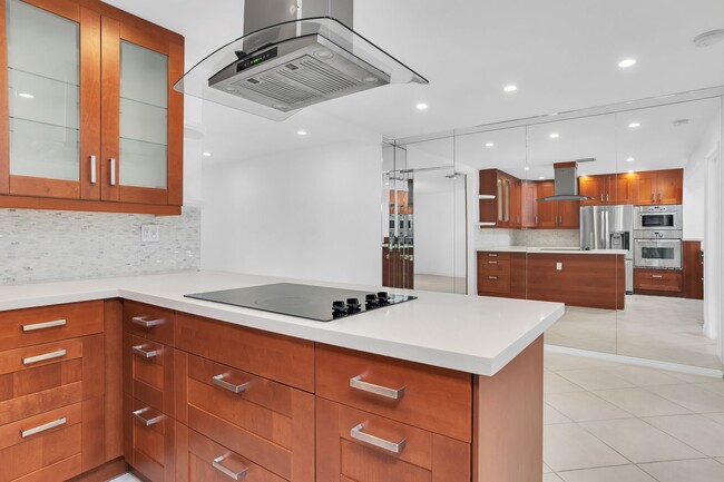 Building Photo - Beautiful house on the water with a pool