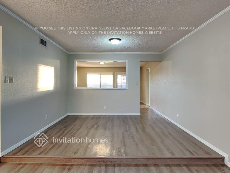 Building Photo - 336 S Travis