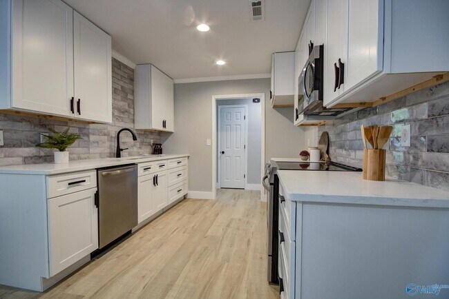 Building Photo - 205 Jarrett Ln