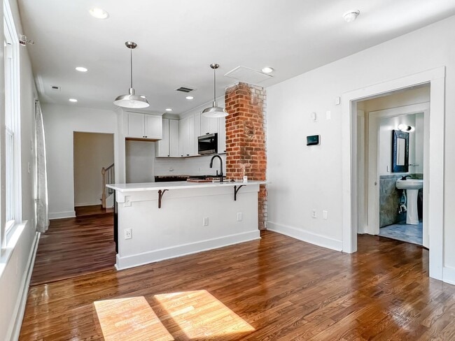 Building Photo - Renovated Oakwood Gem with Modern Amenitie...