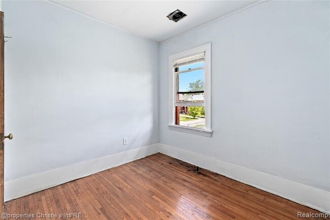 Building Photo - 4573 Vancouver St