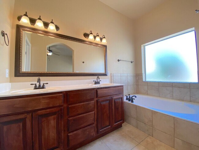Building Photo - Sandstone Ranch Estates 3 bed with Refrig A/C