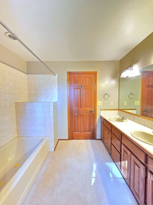 Building Photo - $3,800 - 5 Bed / 4 Baths Stunning Northwood Home with Views