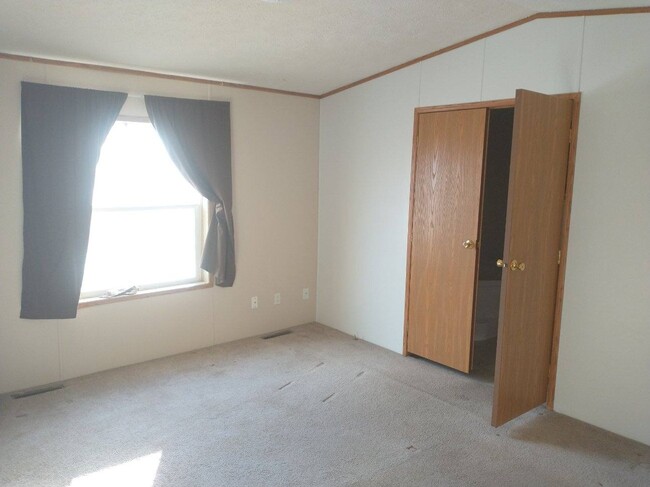 Building Photo - 5420 S View Rd