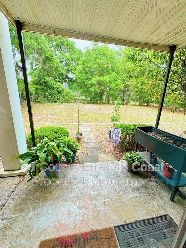 Building Photo - 105 Country Club Dr