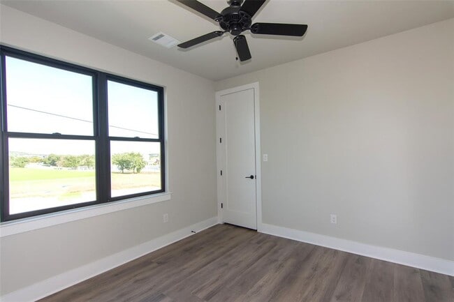 Building Photo - 2804 Lawrence Dr