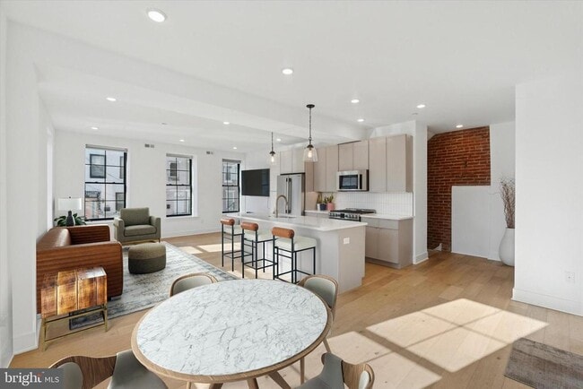 Building Photo - 2141 E Hagert St