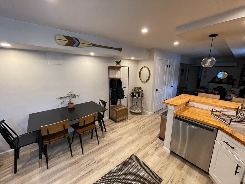 Kitchen Eating Area - 6 Scotch Pine Ln