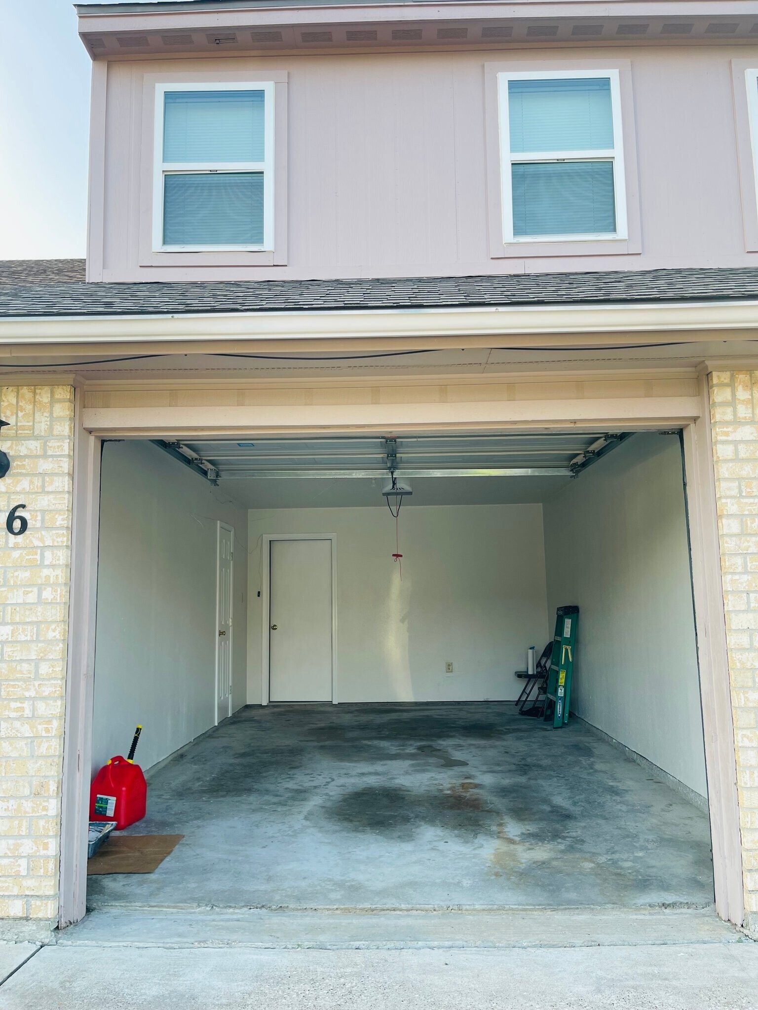 Building Photo - 1116 Green Meadow St