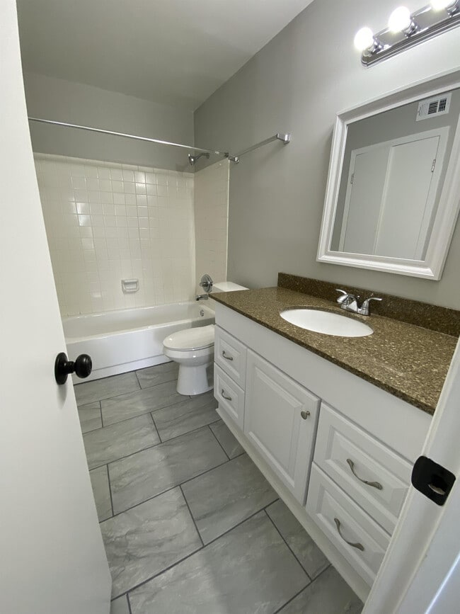 Building Photo - 1913 16th Ave S