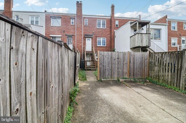 Building Photo - 250 Lynhaven Dr