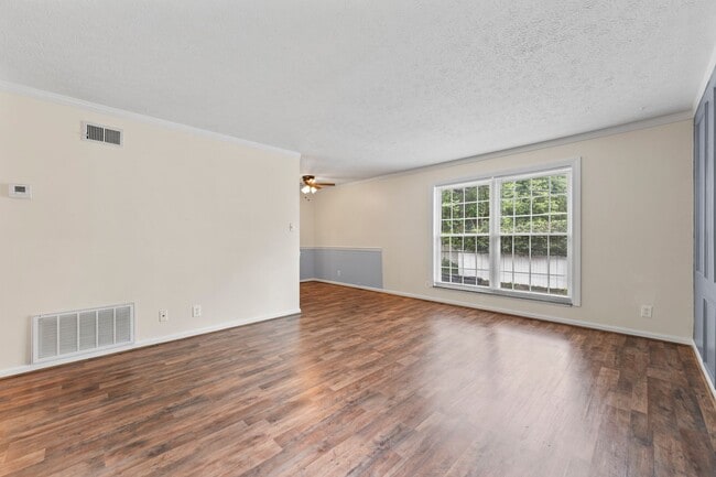 Building Photo - 2 bedroom 1 bath unit for rent in the High...