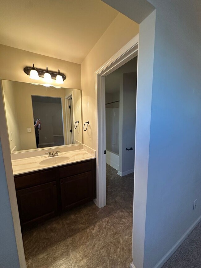 Building Photo - 549 W Holloway Dr