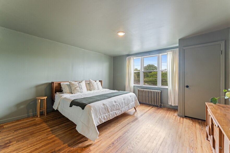 Primary Bedroom - 411 W Cuthbert Blvd