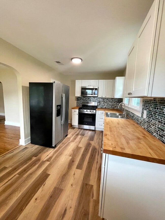 Building Photo - Section 8 Approved 3bedroom 1 Bath