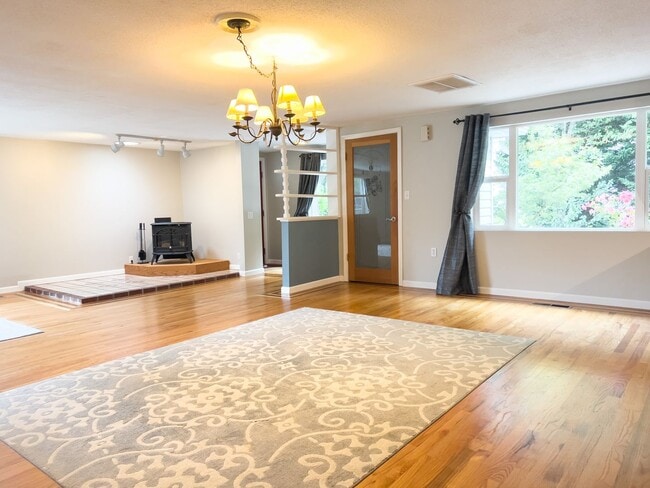 Building Photo - Country living 5 bed w/RV parking and 3 car garage!