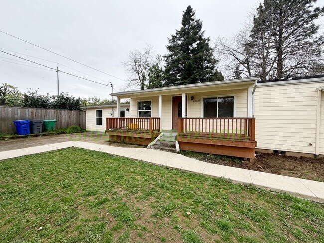 Building Photo - Awesome Mid-Century Classic 3-Bedroom House in NE Portland - $100 OFF FIRST MONTH