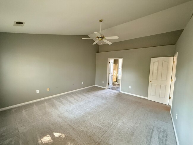 Building Photo - Spacious 4 Bed 2.5 Bath In Lexington!