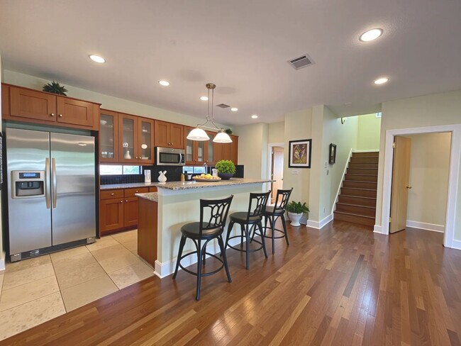 Building Photo - 5bed/3bath house in North Campus