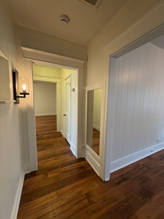 Building Photo - 535-537 E. Van Bibber