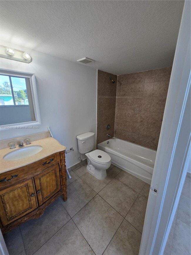 Building Photo - 2647 NW 25th Ave