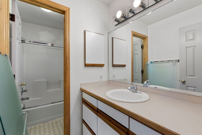 Building Photo - 4 Bedroom Townhome near campus