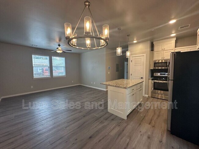 Building Photo - 1138 N Blackwelder Ave