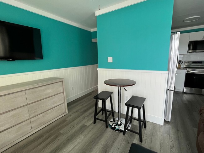 Building Photo - Monthly rental offered on this furnished r...