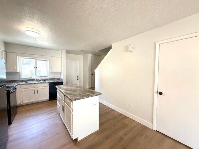 Building Photo - Townhome in Prescott!