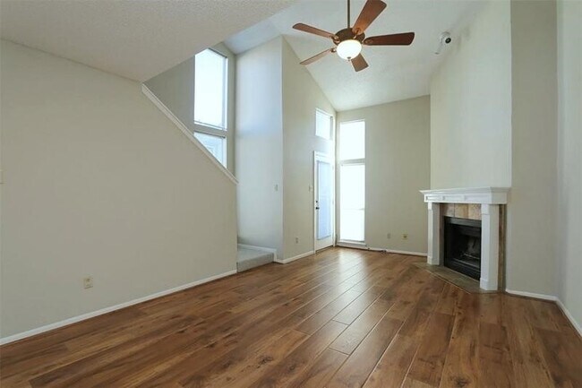 Building Photo - 10855 Meadowglen Ln