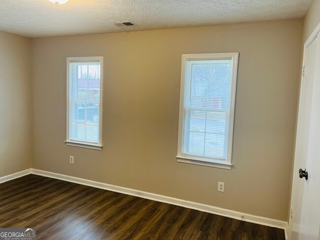 Building Photo - 12 Fredda Ln