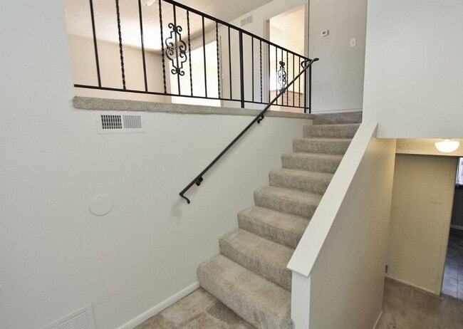 Building Photo - Spacious Home in Quiet Neighborhood