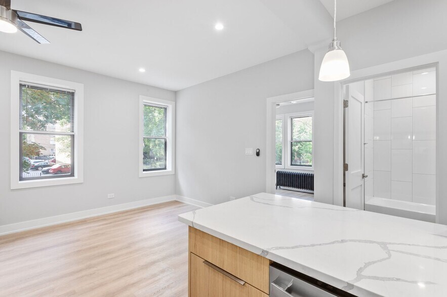 Building Photo - 7503 N Eastlake Ter