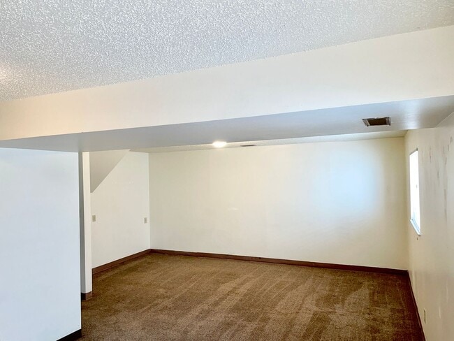 Building Photo - 3 Bedroom Home Right Off the Powers Corrid...