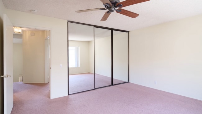 Building Photo - La Jolla 3BR/2.5BA Townhouse @ Eastbluff N...