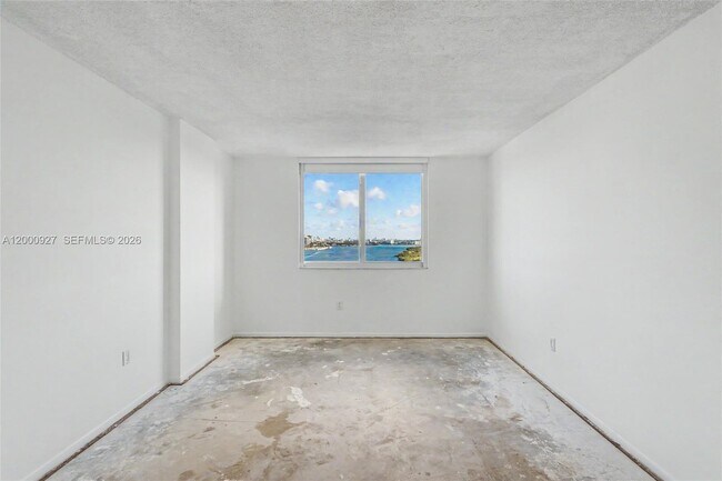 Building Photo - 500 Bayview Dr