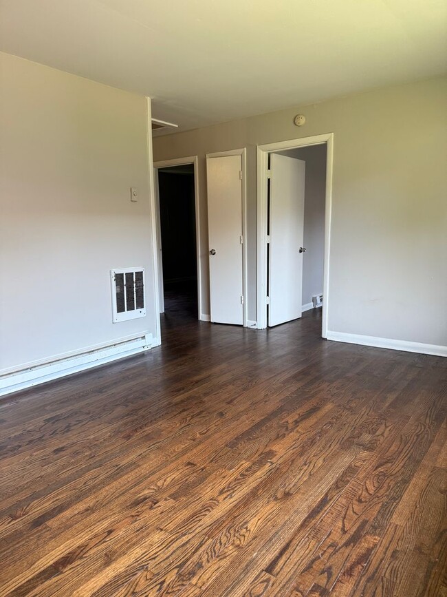 Building Photo - 2 bedroom/1 bath