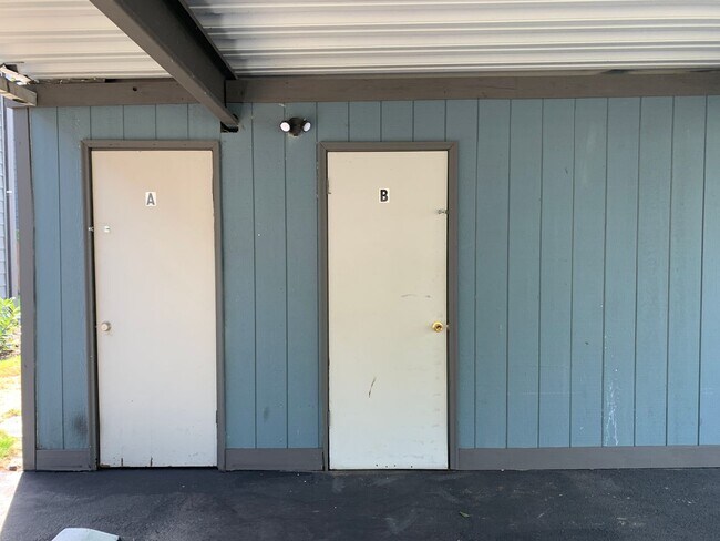 Building Photo - 2 Bedroom/1bath in Tacoma - 4Plex  (OPEN H...