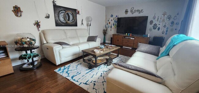 Building Photo - 2556 Lakeview Ct