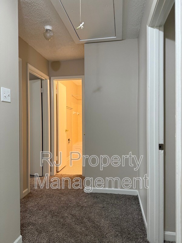 Building Photo - 3400 Lord Dunmore Cove
