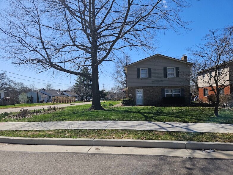 Building Photo - 61 Edwards Ave