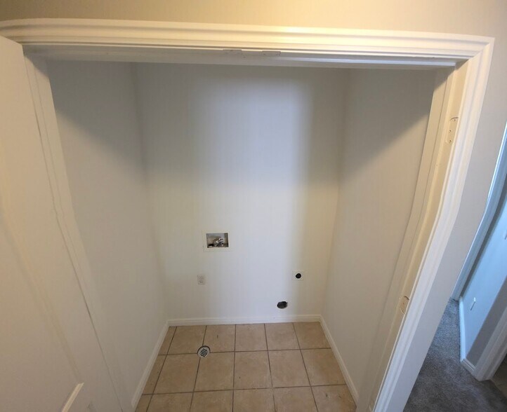 Building Photo - 2413 Big Village Ct